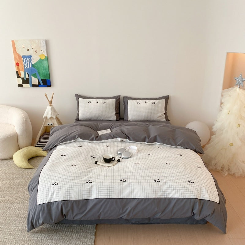 Children's bedding set made of breathable cotton blend with checked pattern and embroidered bear