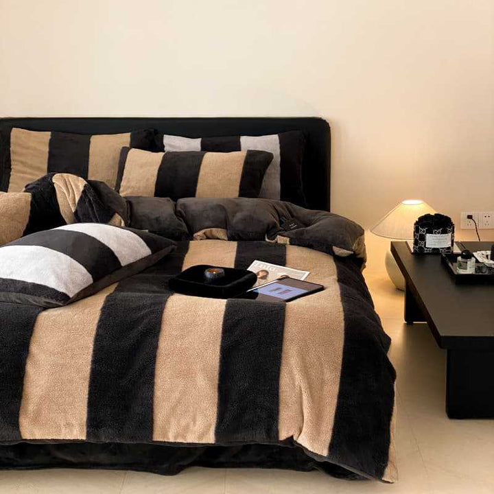 Cozy reversible daybed cover made of microfleece with wide stripes