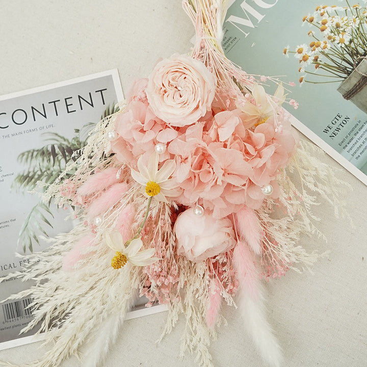 Elegant Dried Flower Bouquet Arrangement