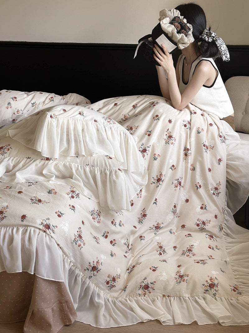 Bedding set with vintage rose print, ruffled hem and soft cotton percale