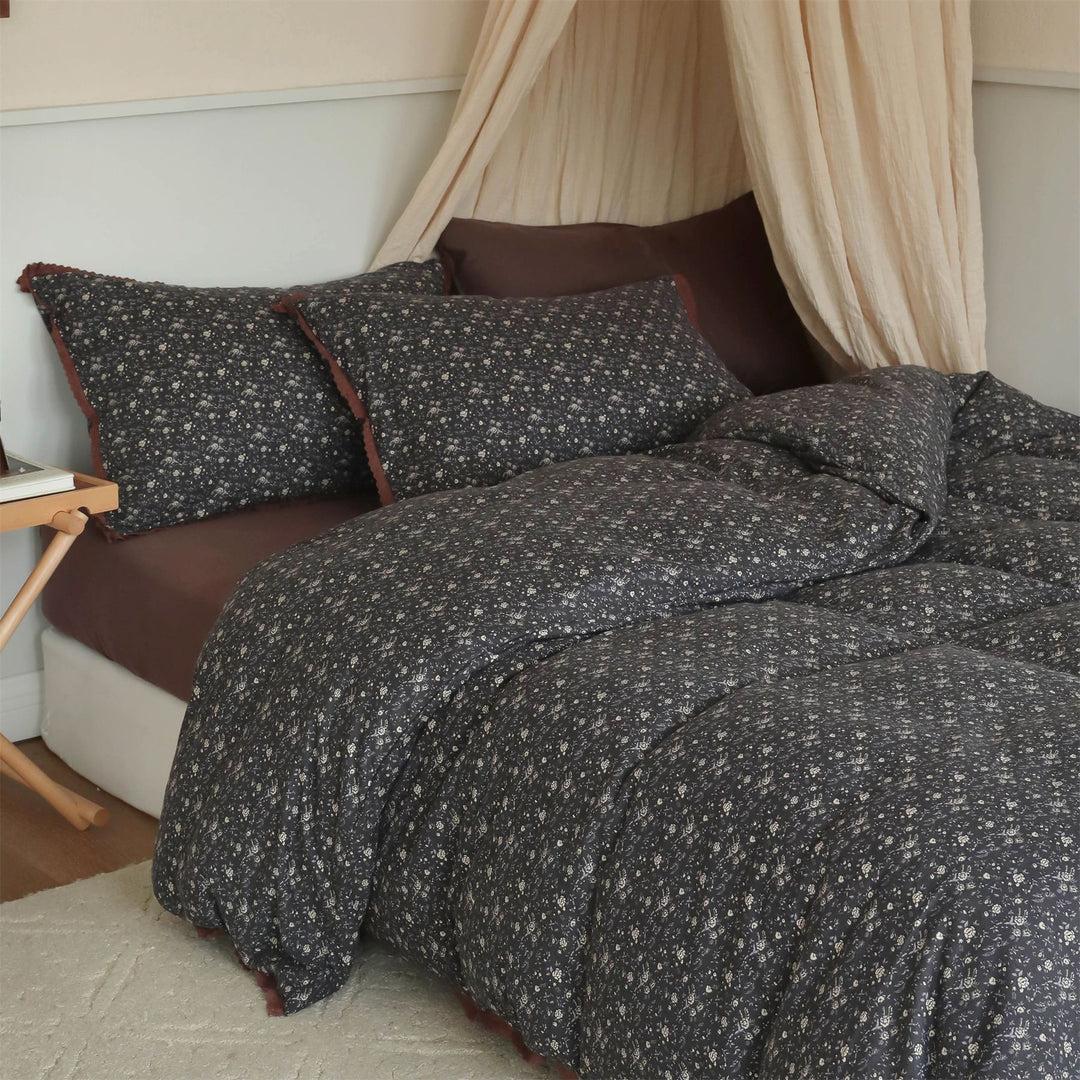 Cotton bedding set with vintage floral pattern and crocheted edge
