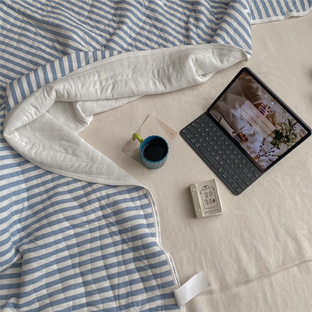 Quilted all-season duvet made of cotton blend fabric with fine cord texture