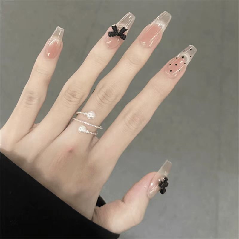 Artificial nails with playful bow design Kalsten