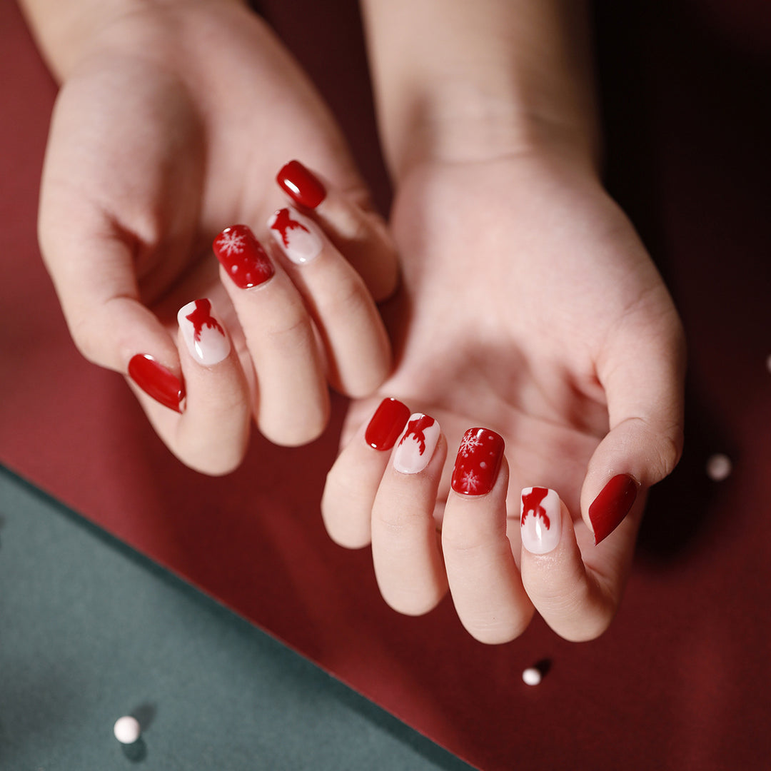 Elegant artificial nails with golden accents and floral design Kalsten