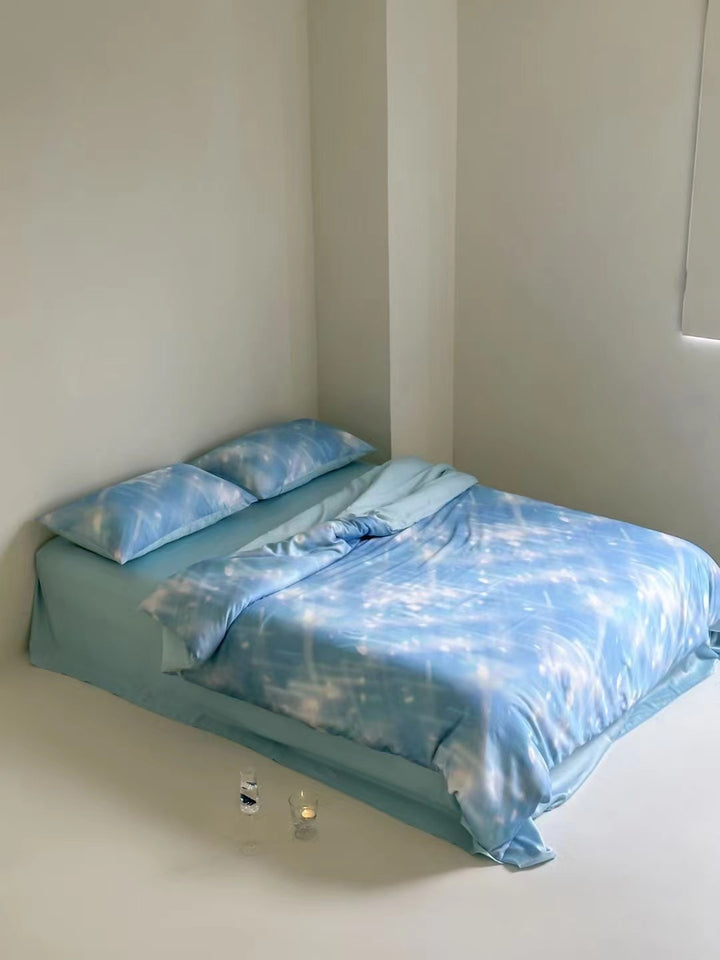 Bedding set made of satin with a soft ombre color gradient and a silky-matte feel