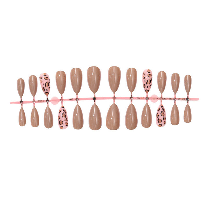 Nail set with modern leopard design Kalsten