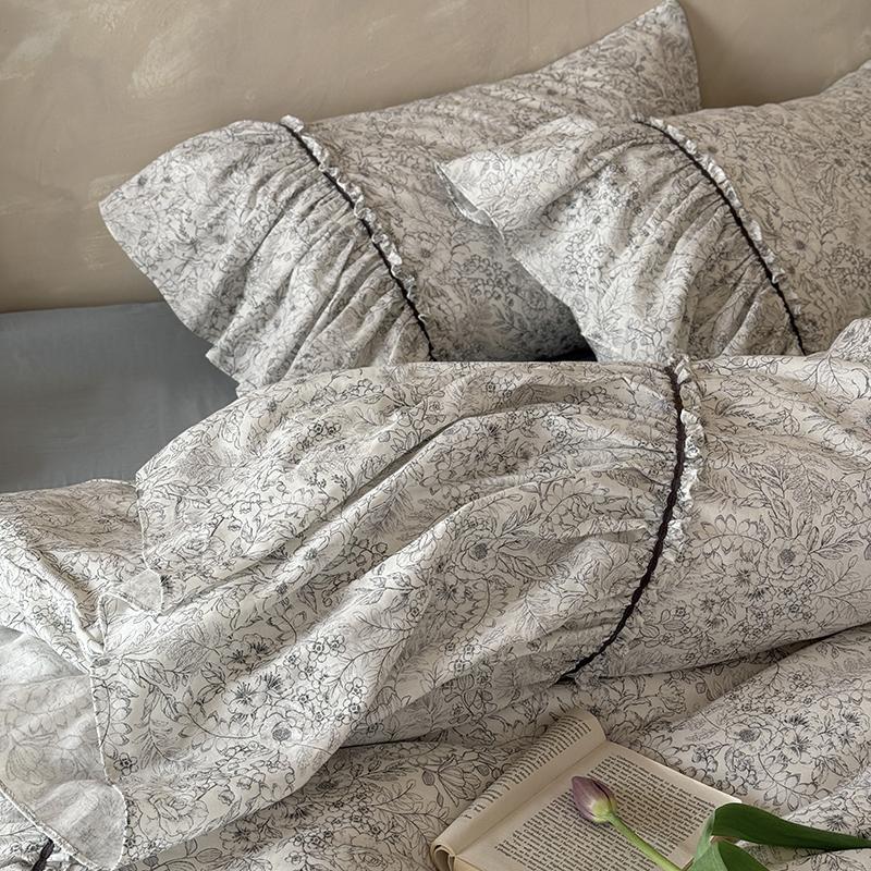 Ruffled bedding set with frill, fine floral pattern and contrasting piping