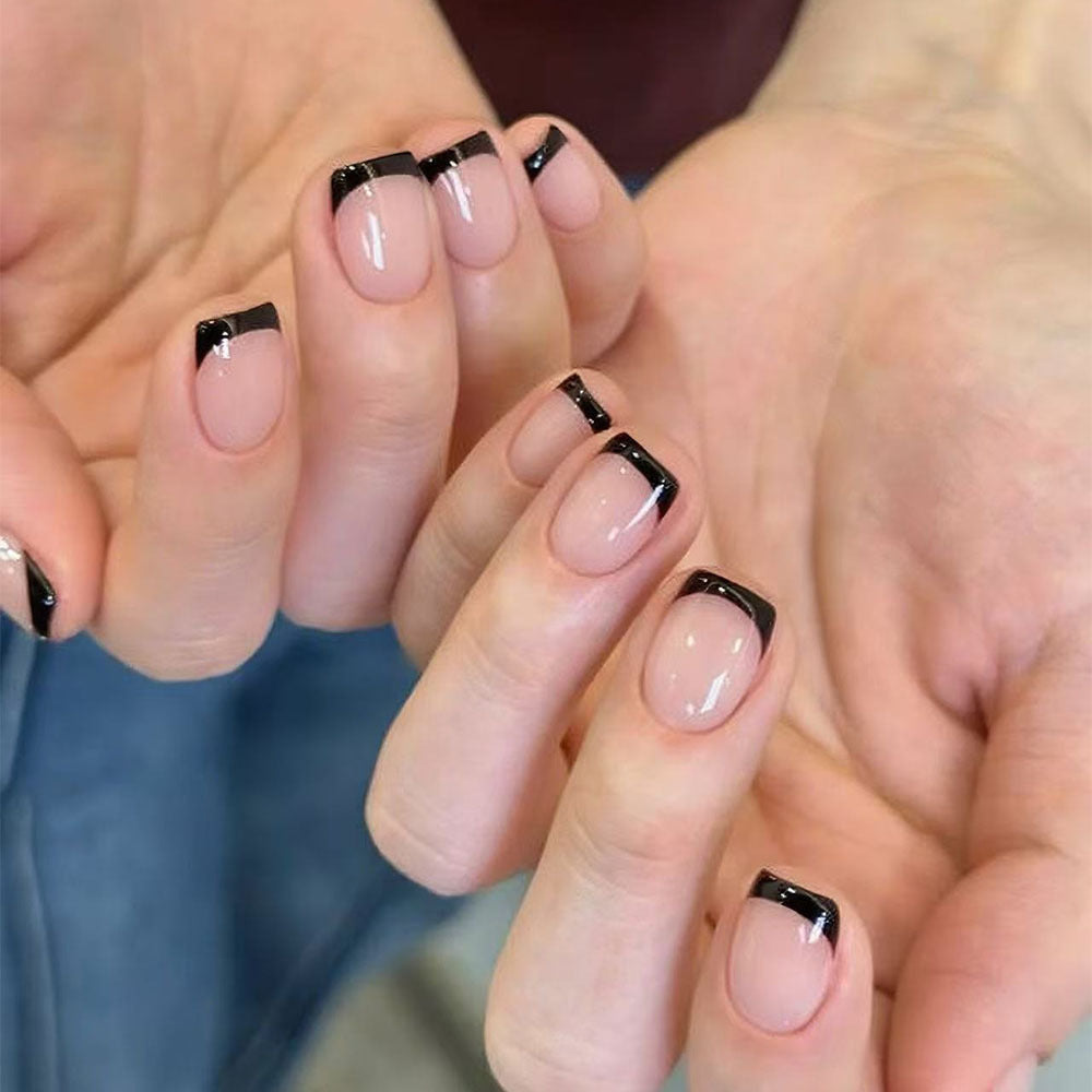 Elegant Nail Art with Black-White Contrast Kalsten