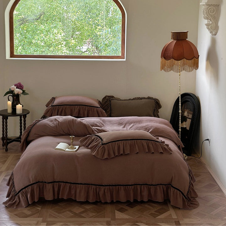 Vintage-style duvet cover set made of soft linen-look cotton with ruffles and contrasting piping