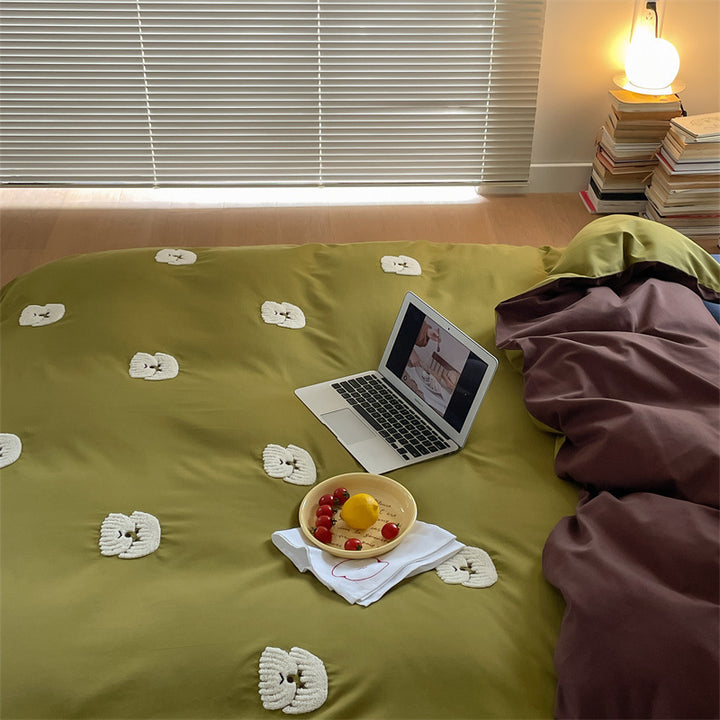 Embroidered reversible bedding set made of cotton satin with cat and cherry motif