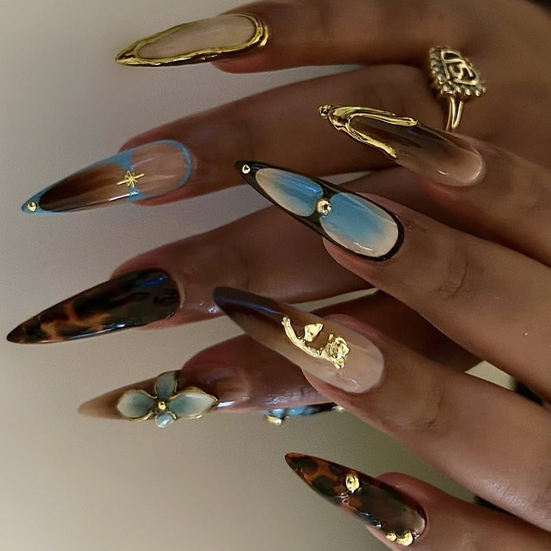 Artificial nail set with luxurious gold design and floral accents Kalsten
