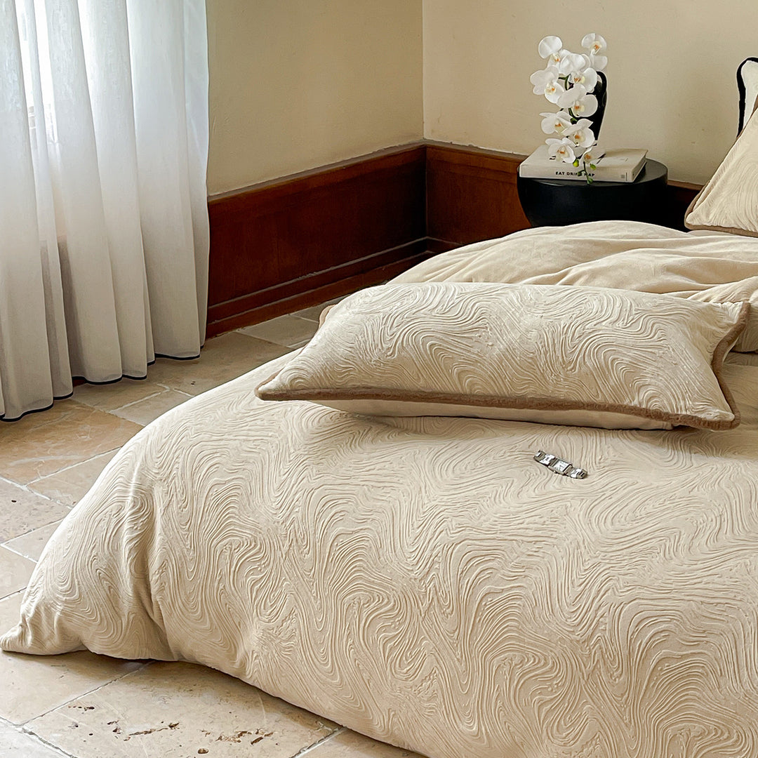 Reversible bedding set made of fine cotton satin with subtle relief pattern and contrast piping