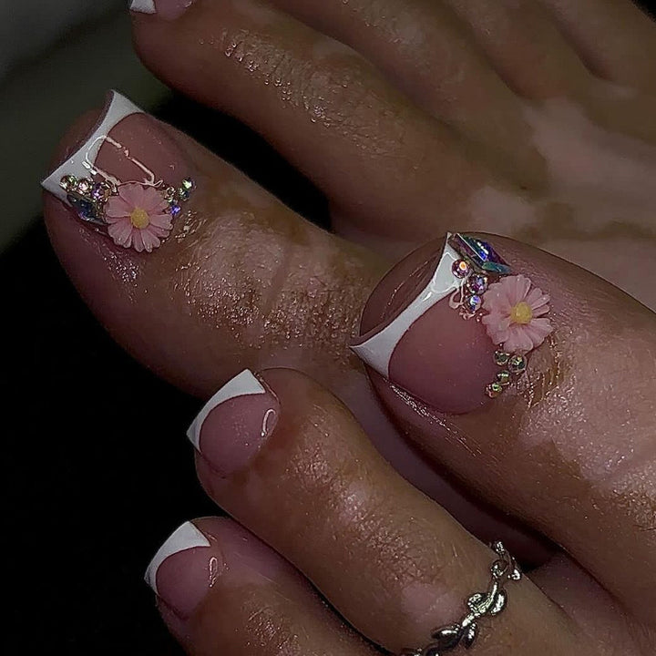 Nail design with floral accents Kalsten