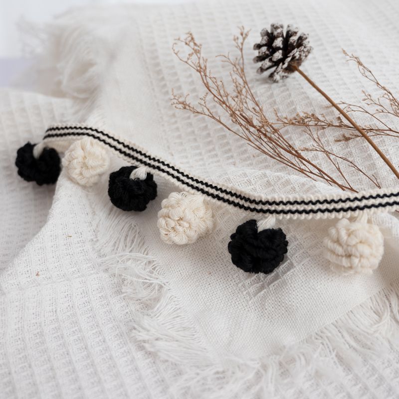 Decorative border with pompons Kalsten