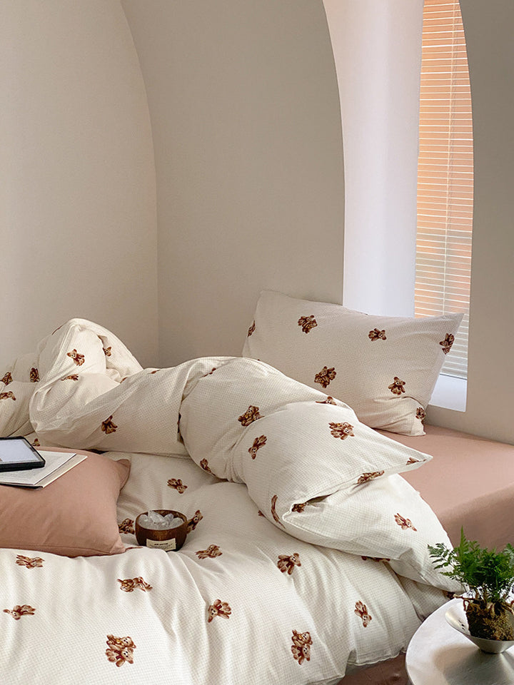 Soft all-season duvet with muslin surface and embroidered teddy design