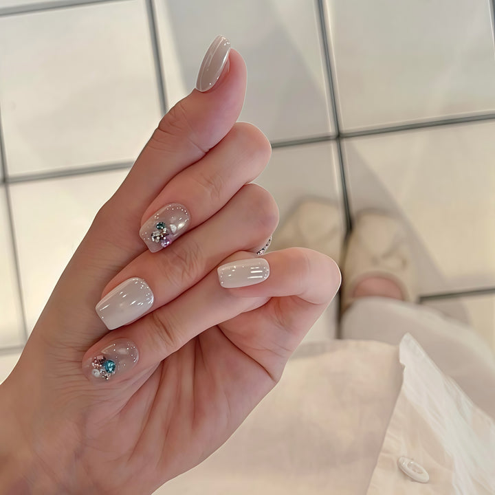 Artificial nails with elegant jewelry accents Kalsten