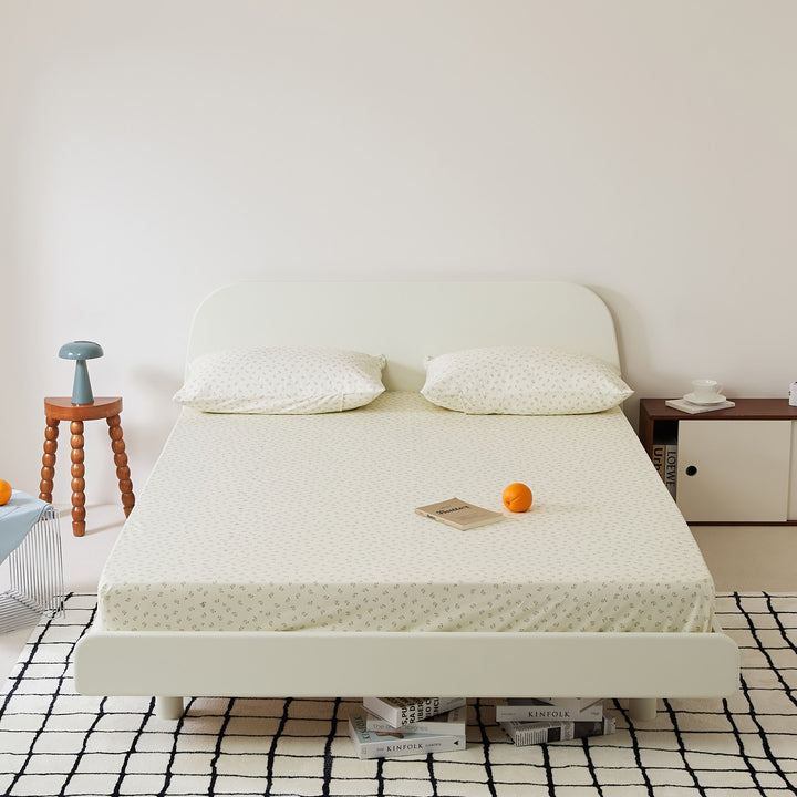 Fitted sheet with extra deep hem and elastic all-round cover