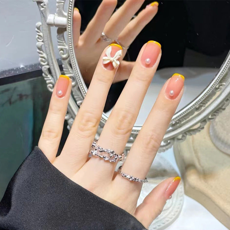 Art nails with elegant 3D flowers and glitter accents Kalsten