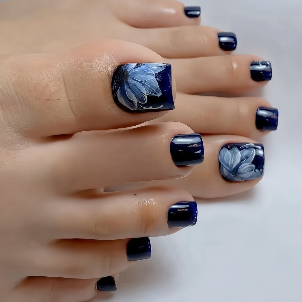 Glamorous artificial nails with floral accents Kalsten