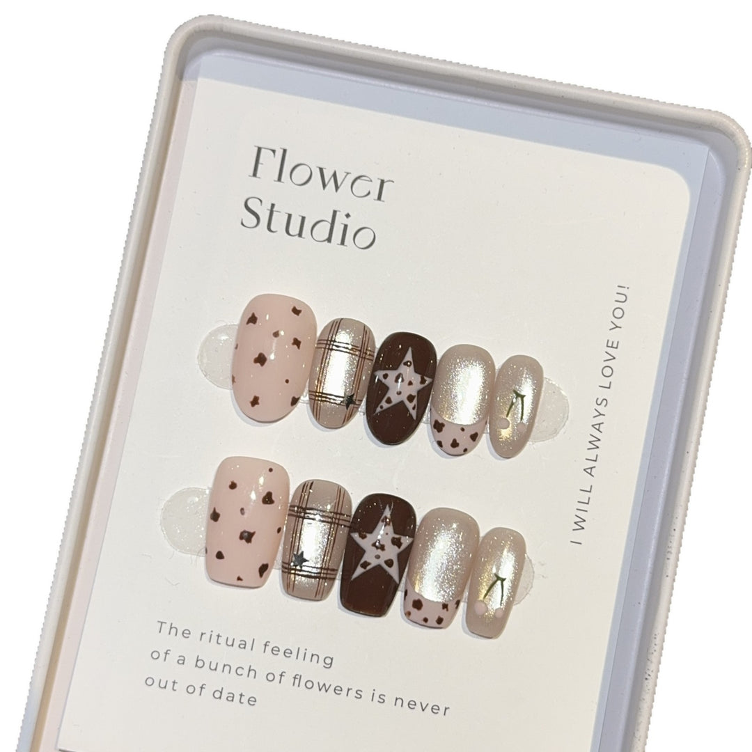 Artificial Nails in Elegant Flower Design Kalsten