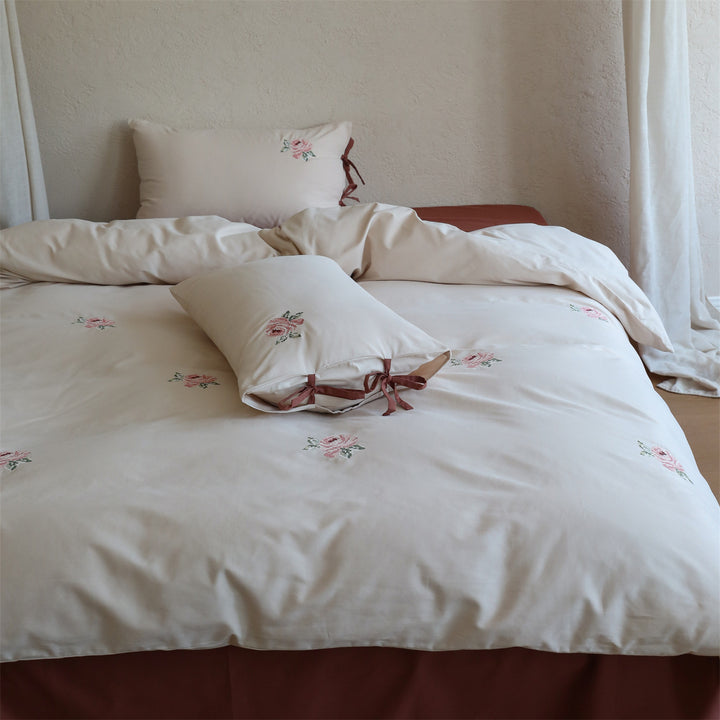 Embroidered bedding set made of cotton satin with rose embroidery and bow closure