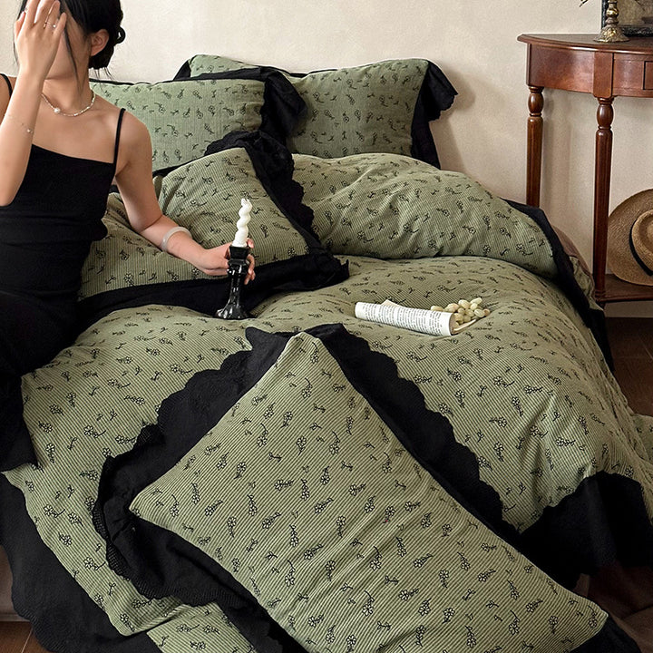 Floral bedding set made of fine cotton jacquard with contrasting ruffle and soft quilt