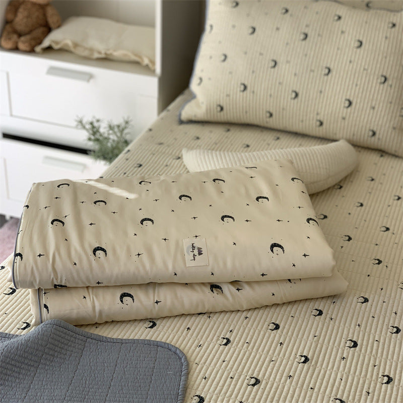 Padded children's bed pad and play mat made of quilted cotton with duck print