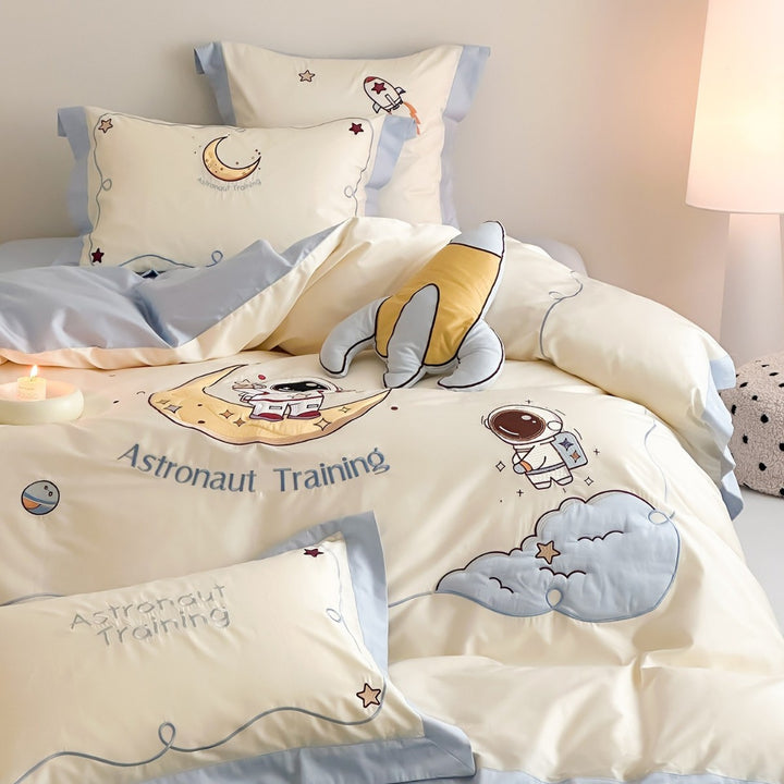 Children's bedding set with astronaut motif and soft cotton satin