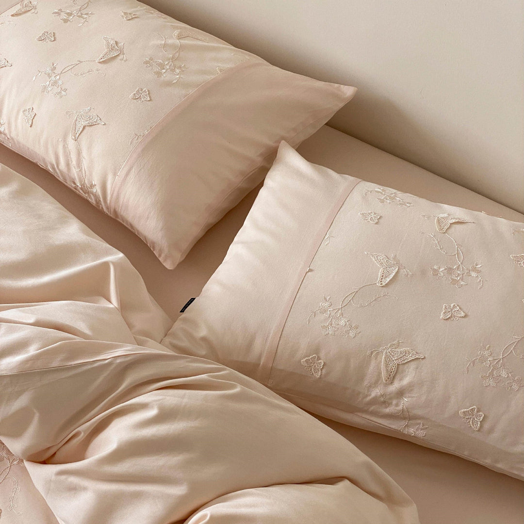 Ruffled bedding set made of cotton jacquard with medallion relief
