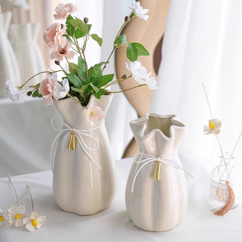 Elegant ceramic vase with delicate ruffled edge Kalsten