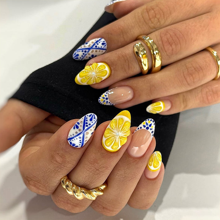Artful nail set with floral accents Kalsten