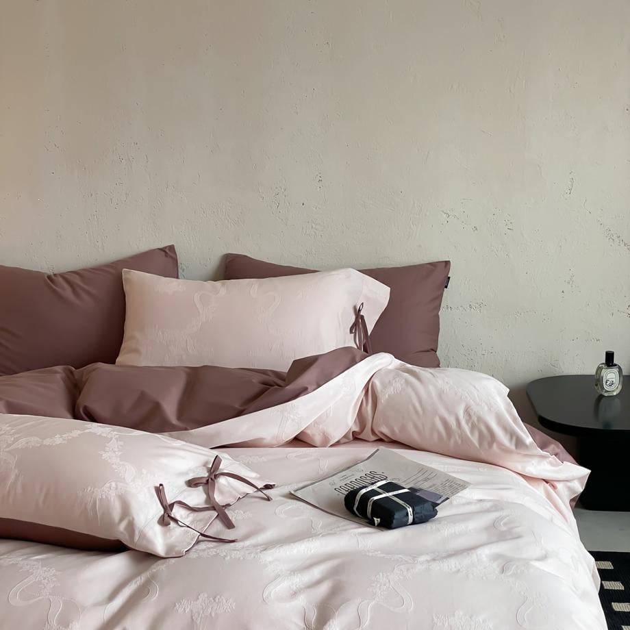 Elegant cotton satin bedding set with reversible function and ties