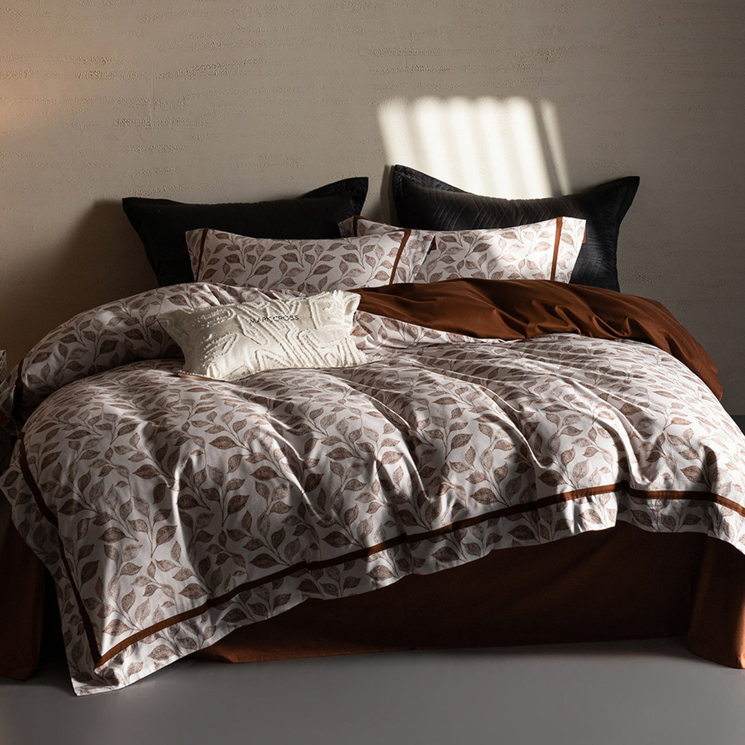 Duvet cover set made of cotton percale with subtle leaf allover and piped edge