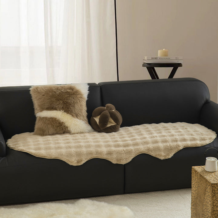 Soft microfiber bathroom runner with wavy edge and non-slip underside Kalsten