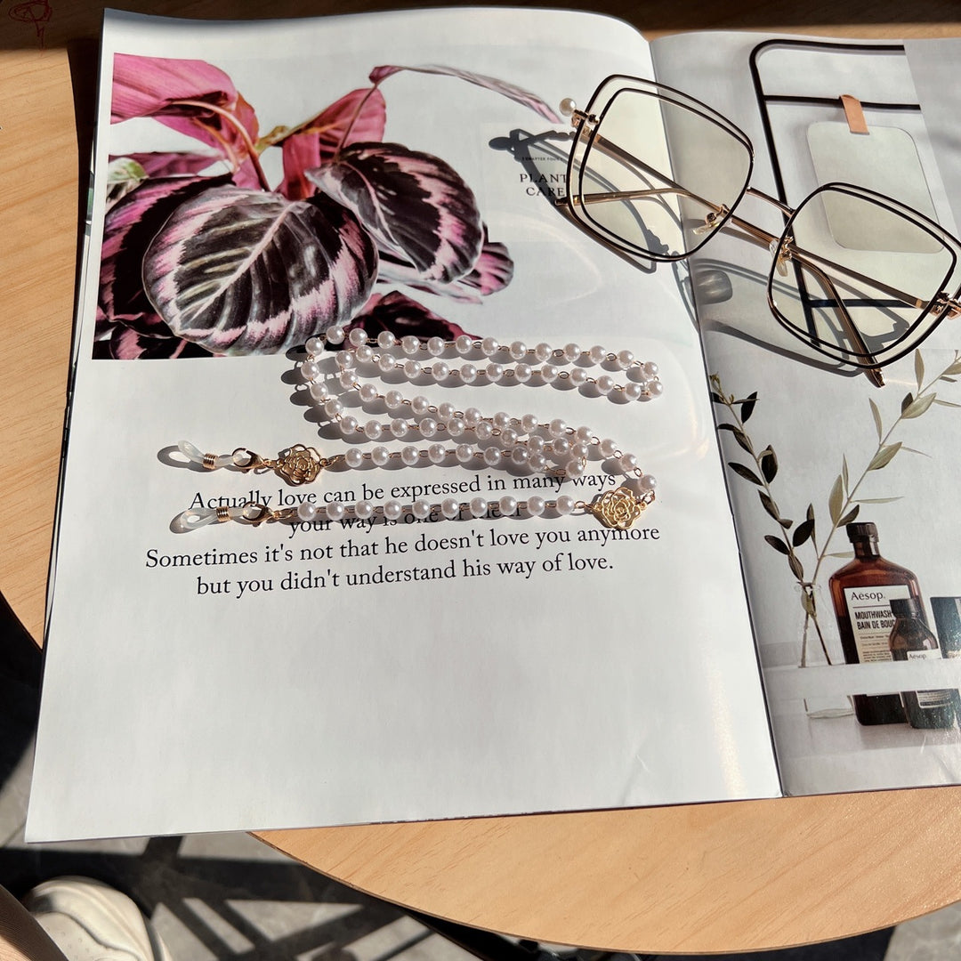 Elegant Pearl and Gold-Accented Eyewear Chain Kalsten
