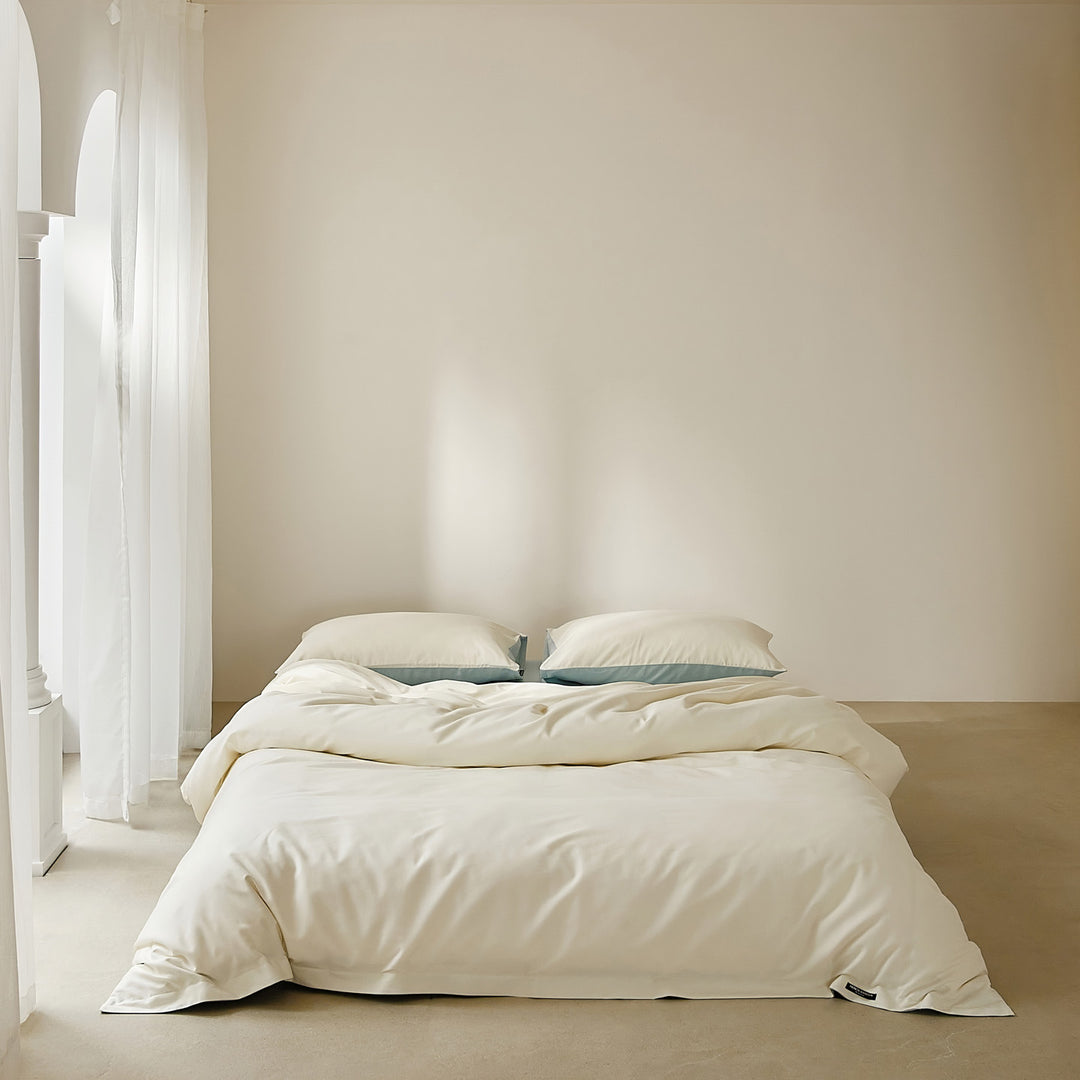 Cotton bedding set with satin finish and zipper