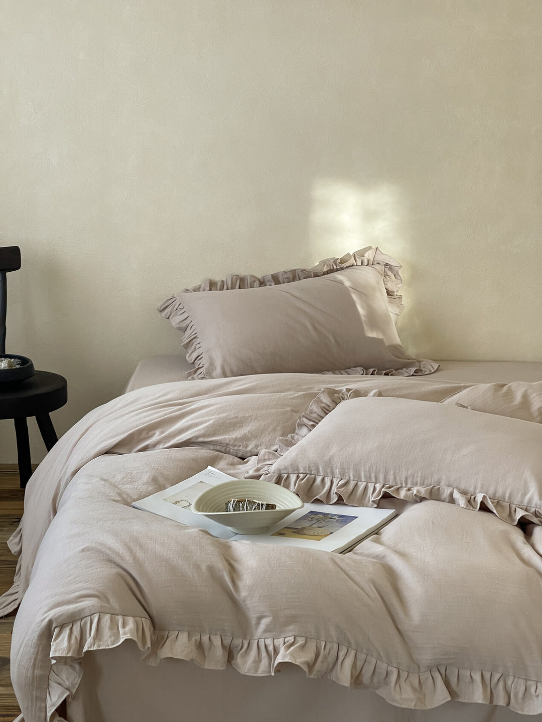 Bedding set with ruffles and extra soft cotton-linen quality