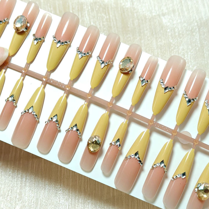 Artificial nails with elegant 3D applications and glitter Kalsten