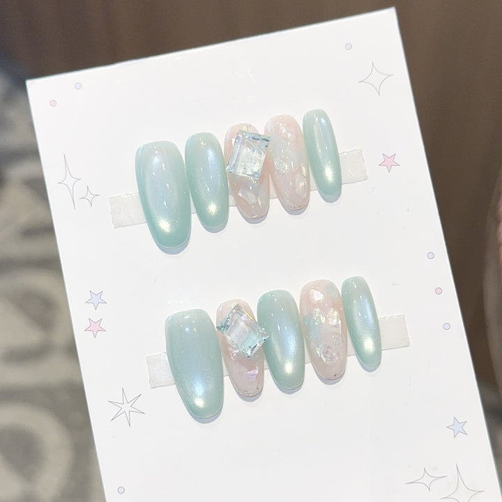 Glamorous artificial nails with shimmering accents Kalsten