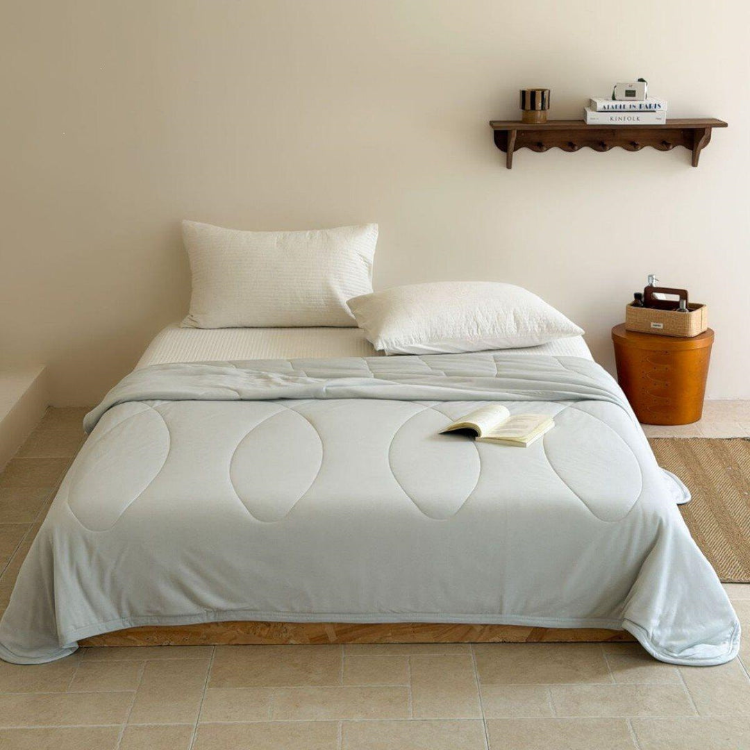 Light quilted summer blanket made of microfibre with breathable climate filling