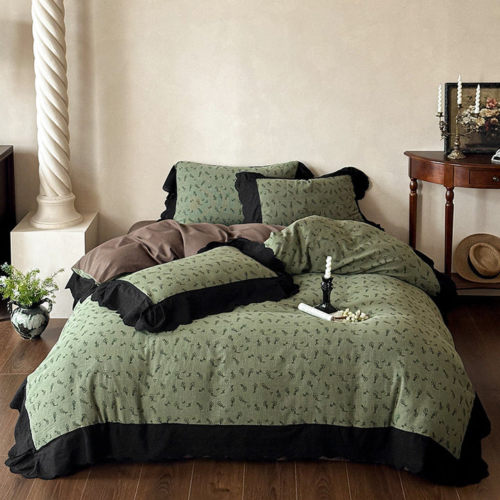 Floral bedding set made of fine cotton jacquard with contrasting ruffle and soft quilt