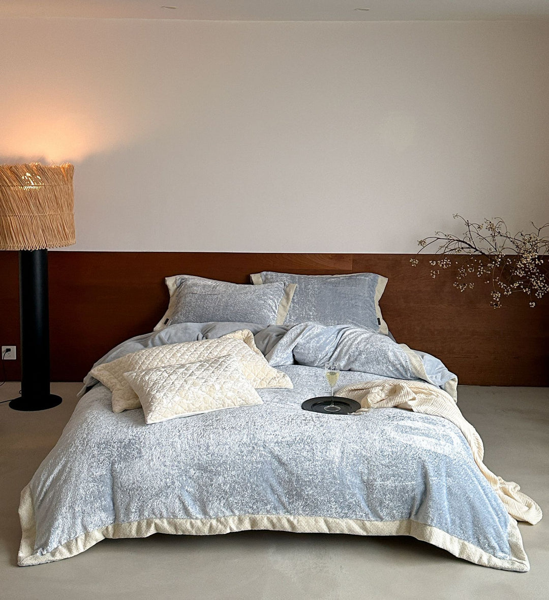 Fluffy velvet bedding set with soft plush fibers and hotel closure Kalsten