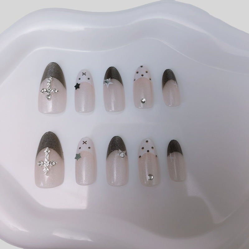 Glittering artificial nail design with elegant accents Kalsten