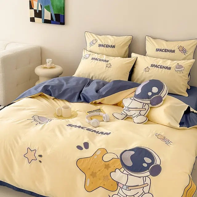 Children's bedding set with astronaut and star print, reversible function