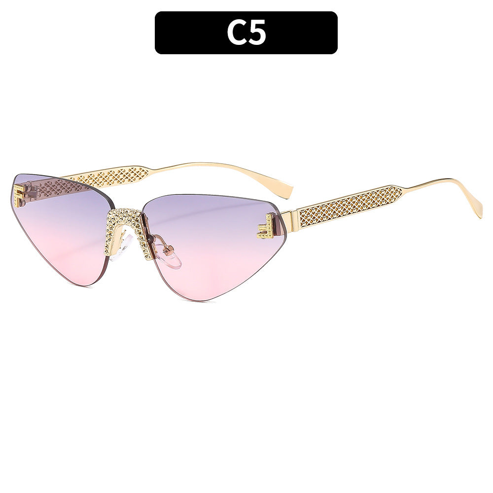 Fashion Cat-Eye Sunglasses with Decorative Golden Accent