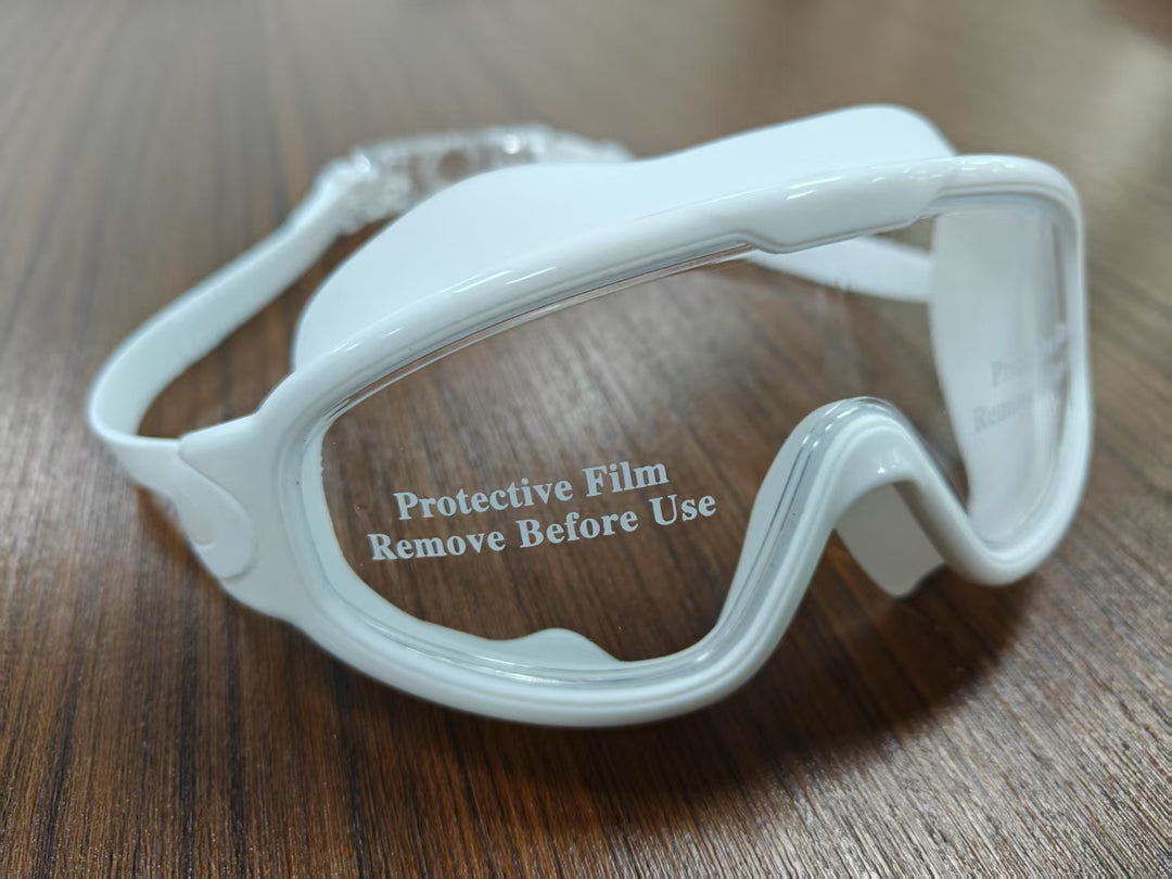 Diving mask with wide field of view and magnet holder Kalsten