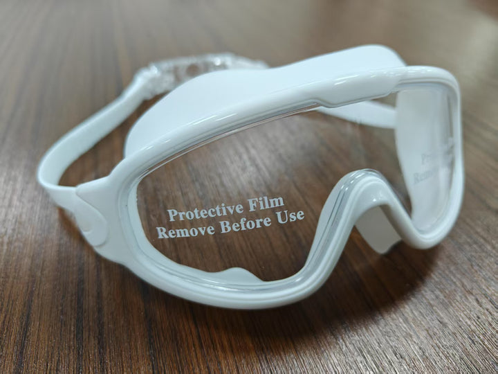 Diving mask with wide field of view and magnet holder Kalsten