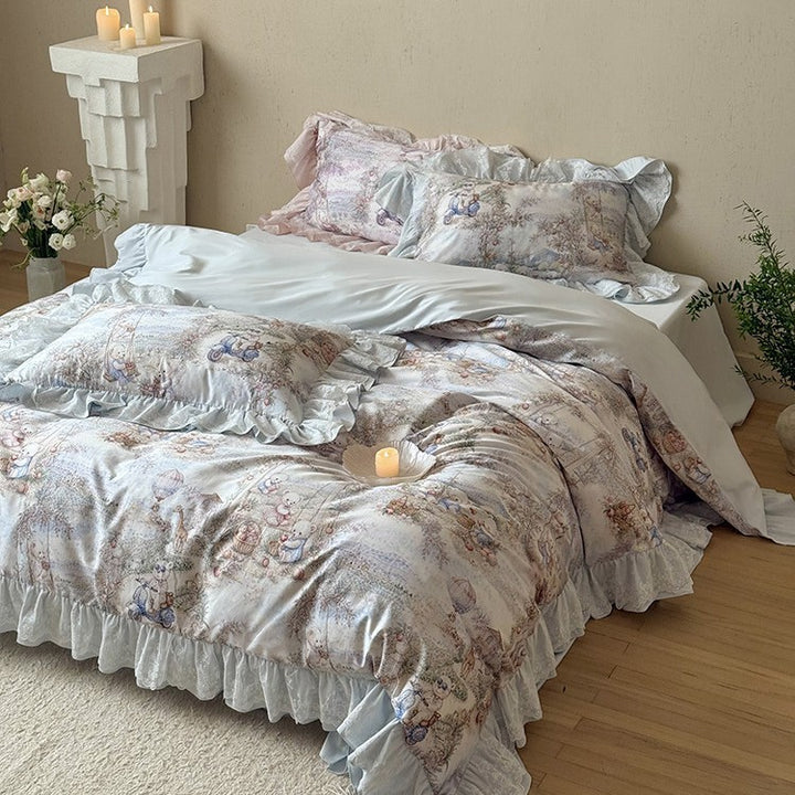 Playful cotton satin bed linen set with ruffled hem and vintage animal print