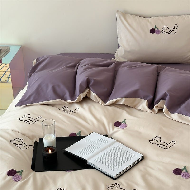 Embroidered reversible bedding set made of cotton satin with cat and cherry motif