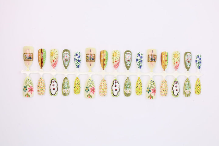 Nail art set with elaborate floral and colorful design Kalsten